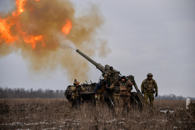 Các đội pháo binh Ukraine khai hỏa về phía vị trí của lực lượng Nga ở Bakhmut hồi tháng 2. Ảnh: Reuters