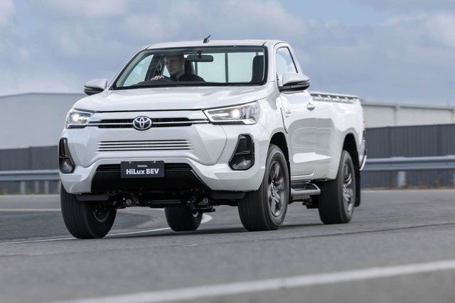 Toyota Hilux chạy điện được xác nhận ra mắt năm sau, phủ đầu Ranger, Triton trong cuộc đua xe điện - Ảnh 2.