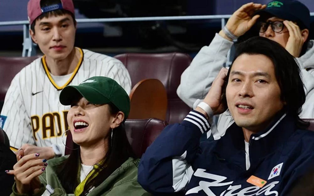 Hyun Bin và Son Ye Jin đi xem bóng chày cùng nhau.