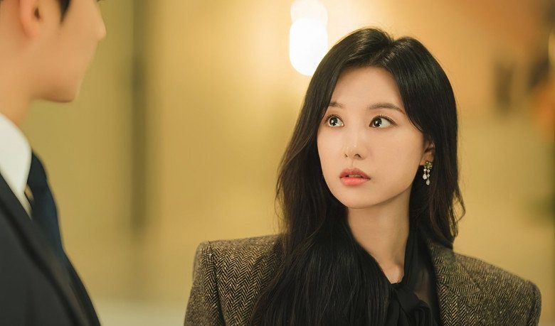 Kim Ji Won được khen ngợi cả về diễn xuất lẫn nhan sắc trong Queen of Tears.