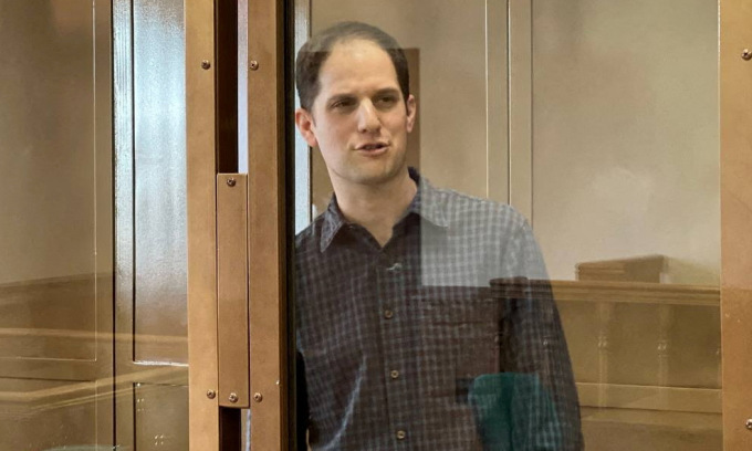 Evan Gershkovich xuất hiện tại tòa án ở Moskva hôm 26/3. Ảnh: Reuters