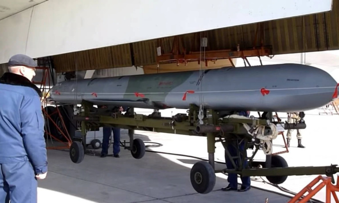 Tên lửa Kh-101 được lắp lên oanh tạc cơ Tu-160 Nga trong một cuộc diễn tập. Ảnh: BQP Nga