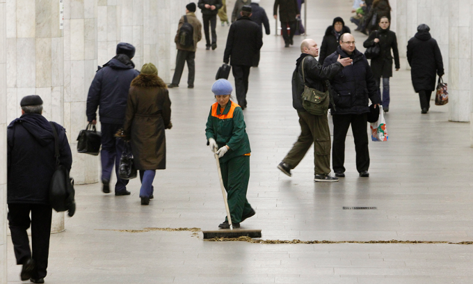 Người lao động nhập cư Tajikistan dọn vệ sinh tại ga tàu điện ngầm ở Moskva, Nga tháng 12/2011. Ảnh: Reuters