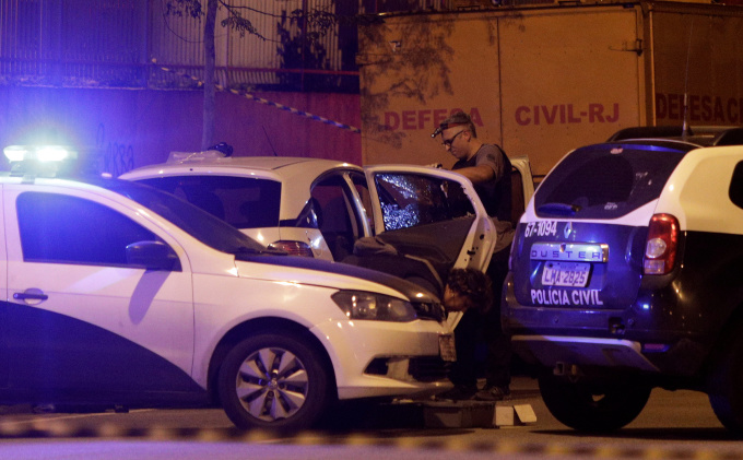 Cảnh sát Brazil khám nghiệm hiện trường vụ ám sát nữ ủy viên Marielle Franco ở Rio de Janeiro ngày 15/3/2018. Ảnh: Reuters