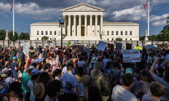 Những người ủng hộ quyền phá thai biểu tình bên ngoài trụ sở Tòa án Tối cao Mỹ ở Washington hồi tháng 6/2022. Ảnh: Reuters