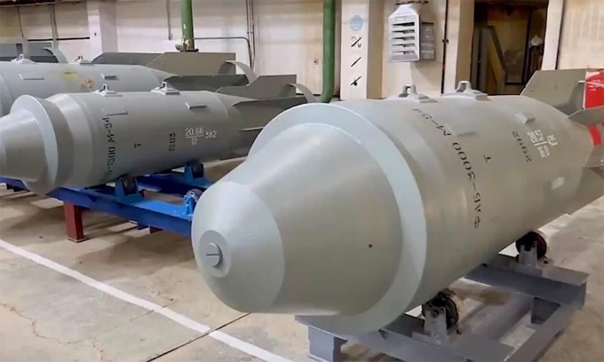 Bom FAB-3000 nặng ba tấn tại một nhà máy vũ khí của Nga. Ảnh: BQP Nga