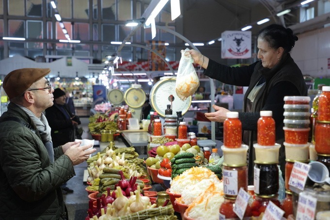 Khách hàng mua đồ tại một khu chợ ở St. Petersburg (Nga) tháng 11/2023. Ảnh: Reuters