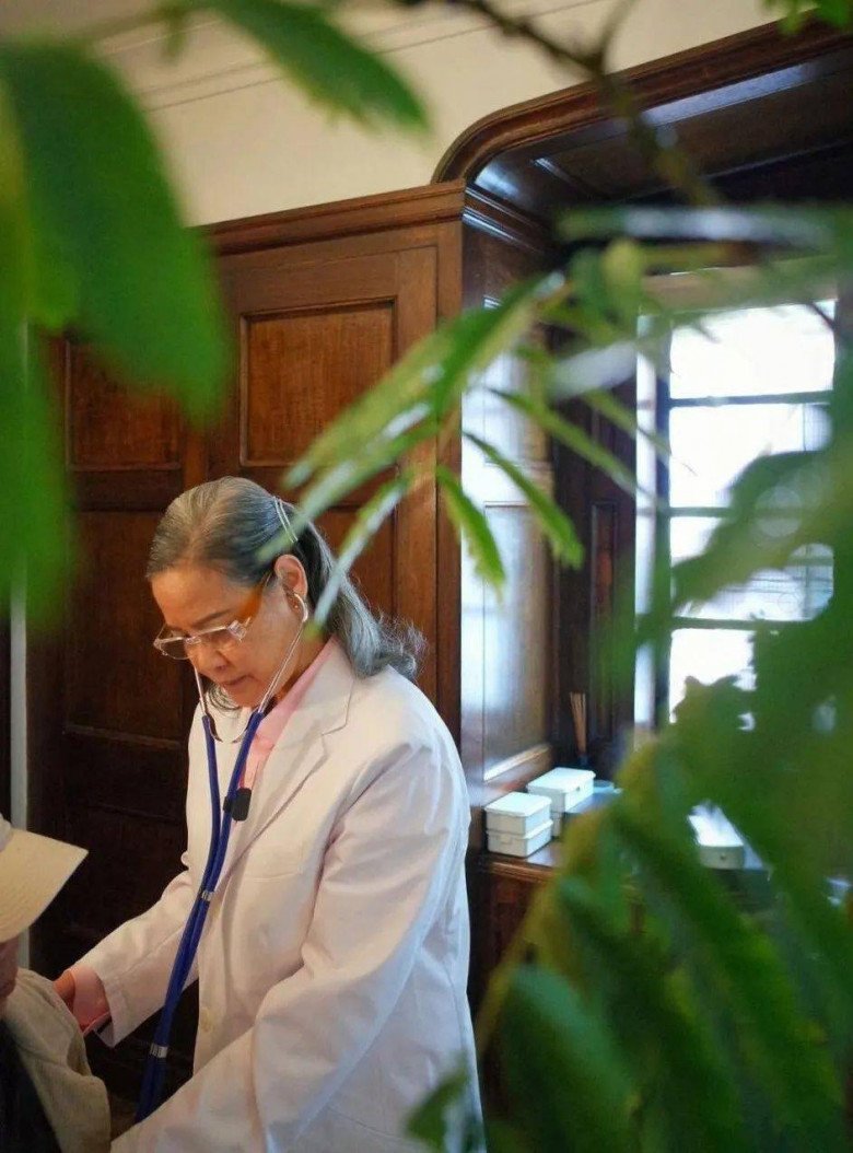 Bà Tần từng là bác sĩ hơn 40 năm, suốt nửa cuộc đời làm trong bệnh viện nên bà chỉ ăn vận đơn giản, thoải mái.