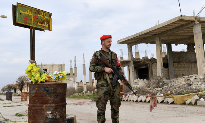 Binh sĩ Syria đứng gác tại thị trấn Tall Sultan, tỉnh Idlib tháng 2/2020. Ảnh: AFP