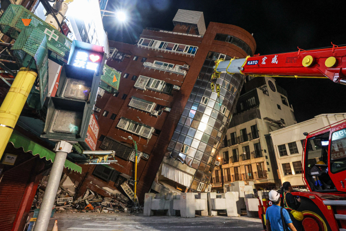 Tòa nhà nằm ở góc đường Trung Sơn và Trùng Khánh tại huyện Hoa Liên, phía tây đảo Đài Loan, đổ nghiêng sau trận động đất ngày 3/4. Ảnh: AFP