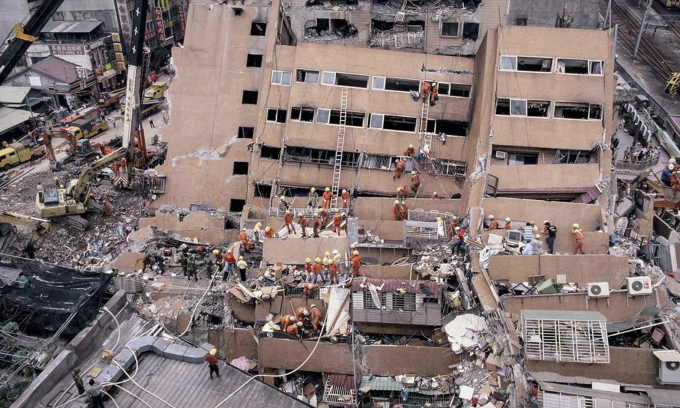Tòa nhà ở Đài Bắc đổ sụp trong trận động đất Jiji năm 1999. Ảnh: Taiwan Panorama
