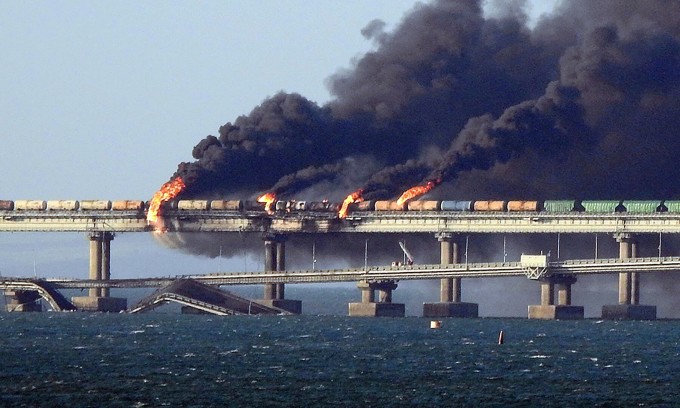Cầu Crimea sau vụ nổ tháng 10/2022. Ảnh: AFP