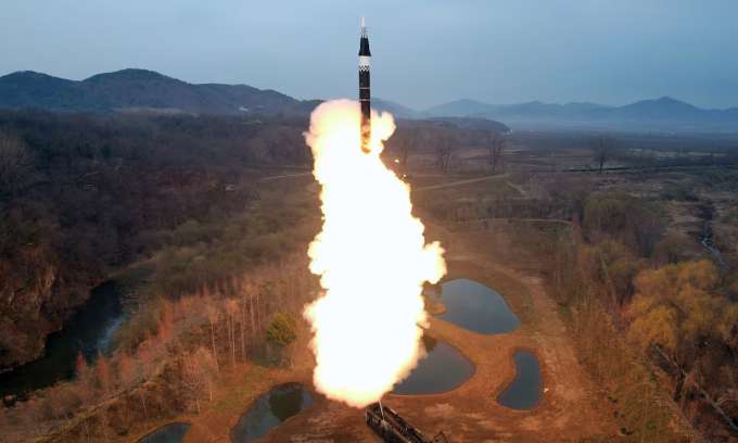 Triều tiên phóng thử tên lửa Hwasongpho-16B hôm 2/4. Ảnh: KCNA