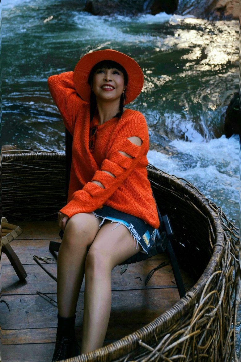 Mặc những chiếc quần hay váy ngắn giúp nữ diễn viên Hương Giang hack tuổi lại có thể khoe khéo đôi chân thon.
