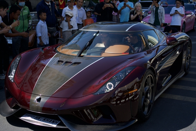 Hoàng Kim Khánh tự cầm lái Koenigsegg Regera ra đường sau 2 năm chờ sửa chữa, người dân Nha Trang hiếu kỳ bủa vây xung quanh- Ảnh 2.