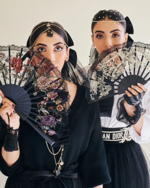 Cặp chị em Snehal và Jyoti Babani đang gây sốt trong giới mộ điệu thời trang và những người yêu cái đẹp trên toàn thế giới.