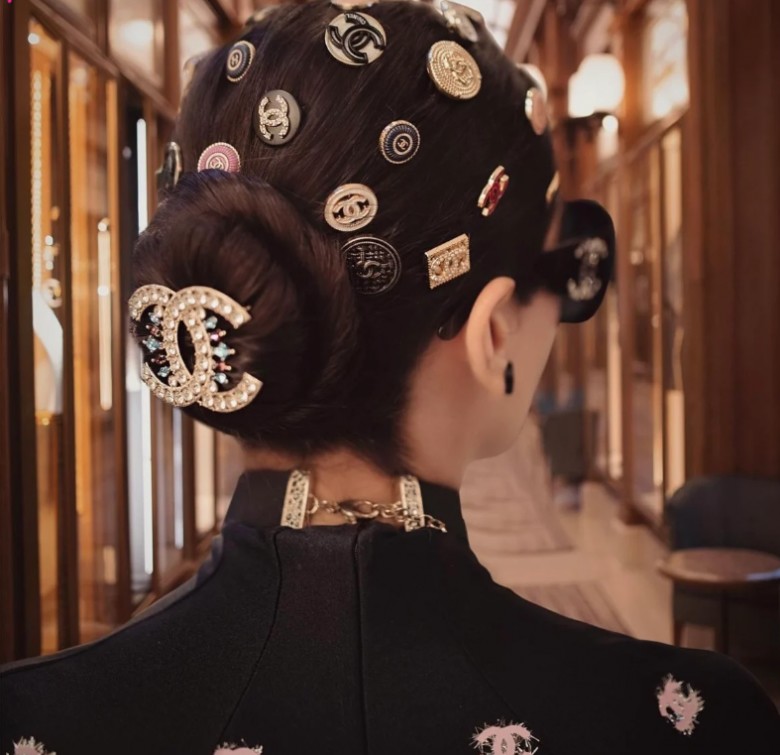Cả túi Chanel và túi LV cũng được sử dụng làm phụ kiện trên tóc của họ, thậm chí cả những chiếc cúc quần áo Chanel cũng là một phần trong các đồ phụ kiện. 