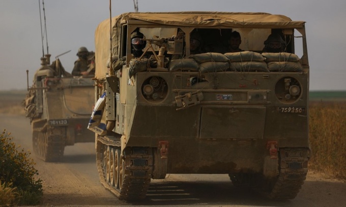 Quân nhân Israel lái xe gần khu vực Dải Gaza hôm 3/4. Ảnh: Reuters