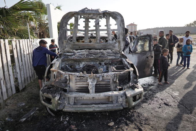 Một trong ba xe của Bếp ăn Trung tâm Quốc tế sau khi bị trúng đòn tập kích của Israel ở Deir al-Balah. Ảnh: AFP