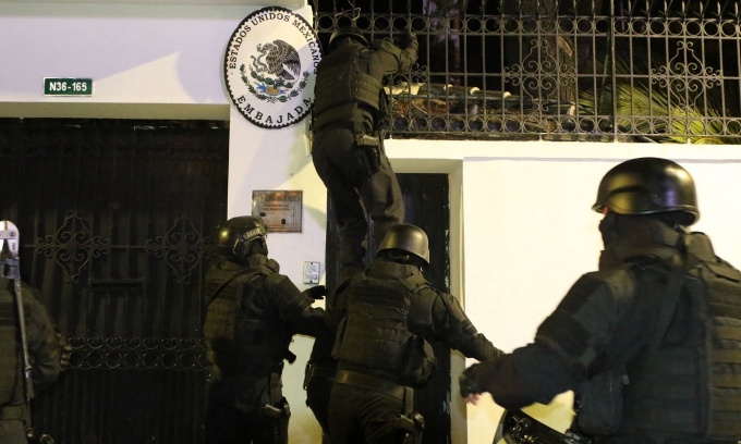 Cảnh sát Ecuador xông vào đại sứ quán Mexico ở thủ đô Quito để bắt cựu phó tổng thống Jorge Glas hôm 5/4. Ảnh: AFP