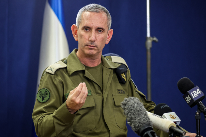 Người phát ngôn IDF Daniel Hagari trả lời họp báo tại Tel Aviv vào tháng 10/2023. Ảnh: AFP