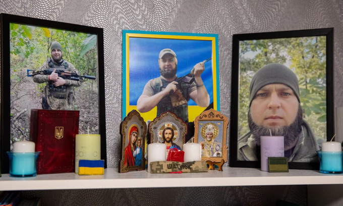Nơi tưởng nhớ Mykola Shatniuk trong nhà của gia đình binh sĩ Ukraine. Ảnh: Telegraph