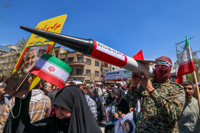 Người dân Iran tuần hành phải đối Israel vào ngày 5/4 tại thủ đô Tehran. Ảnh: AFP