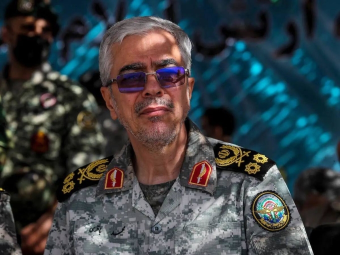 Tham mưu trưởng Lực lượng Vũ trang Iran Mohammad Bagheri quan sát một cuộc diễn tập ở Isfahan vào tháng 9/2022. Ảnh: Reuters.