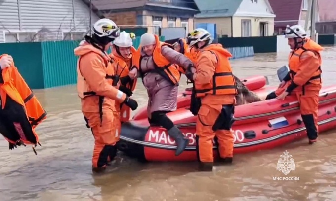 Lực lượng cứu hộ ngày sơ tán người dân khỏi thành phố Orsk, vùng Orenburg, tây nam Nga, sau khi một con đập trong khu vực bị vỡ do mưa lớn. Ảnh: AFP
