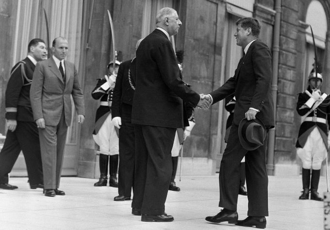Cựu tổng thống Mỹ John F. Kennedy (phải) bắt tay cựu tổng thống Pháp Charles de Gaulle tại Paris hồi tháng 6/1961. Ảnh: AFP