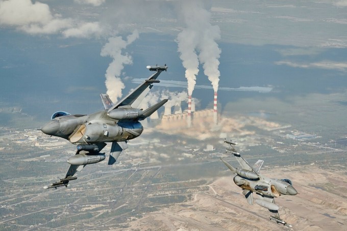 Tiêm kích F-16 tham gia cuộc diễn tập của NATO gần căn cứ không quân tại Ba Lan hồi tháng 10/2022. Ảnh: AFP