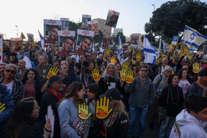 Người dân Israel biểu tình đòi giải cứu con tin ở Jerusalem ngày 7/4. Ảnh: Reuters