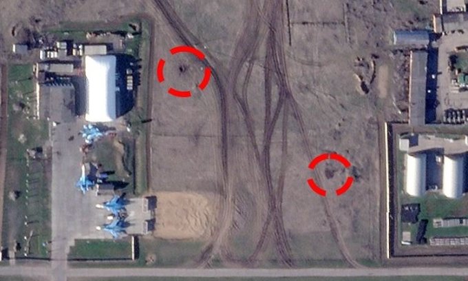 Hố đất và vết cháy xém gần khu bảo dưỡng máy bay ở căn cứ Morozovsk trong ảnh vệ tinh hôm 6/4. Ảnh: Planet Labs