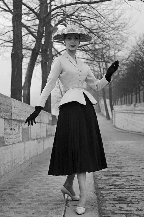 Bộ đồ Corolla nổi tiếng của Dior được kết hợp với một chiếc váy midi, mặc dù trông rất lộng lẫy nhưng trên thực tế, nếu bạn chỉ kết hợp với những bộ quần áo đơn giản thì nó sẽ trở nên thường ngày hơn.