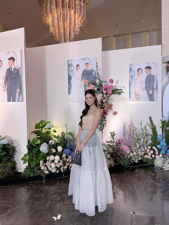 Kỳ Hân diện đầm dáng xòe hai dây điệu đà tại đám cưới Quang Hải - Chu Thanh Huyền vừa qua. Ở góc nghiêng cô nàng vẫn vô cũng xinh đẹp và cuốn hút. 