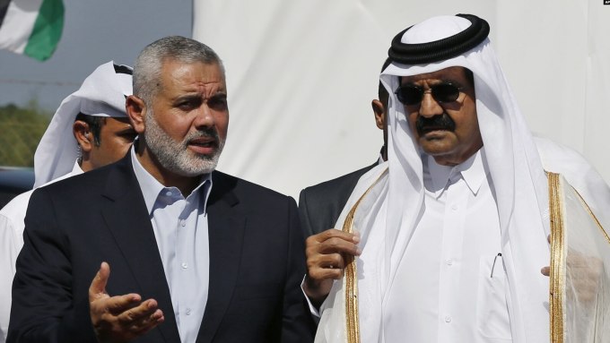Cựu vương Qatar Hamad bin Khalifa al-Thani (phải) cùng lãnh đạo Hamas Ismail Haniyeh trong chuyến thăm Dải Gaza vào ngày 23/10/2012. Ảnh: AP