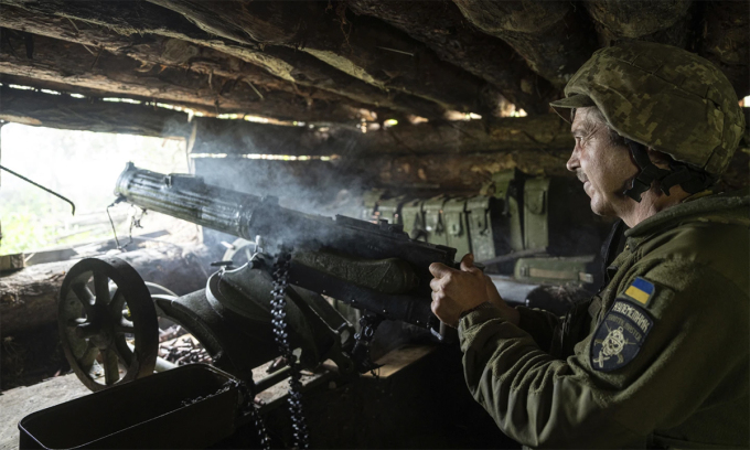 Binh sĩ Ukraine khai hỏa súng Maxim trong công sự ở itnhr Donetsk tháng 6/2023. Ảnh: AP