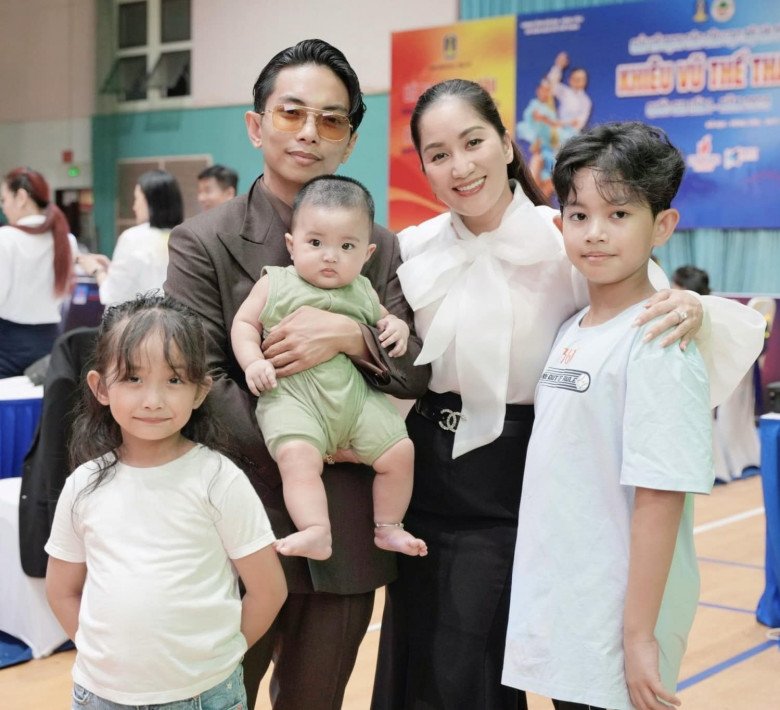 Gia đình Khánh Thi cùng dự sự kiện dancesport.