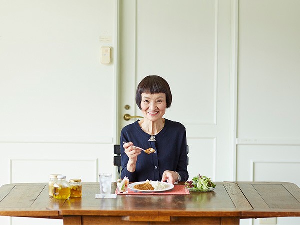 Giáo sư Murakami Shoko có thói quen uống giấm chuối pha với nước trong nhiều năm.
