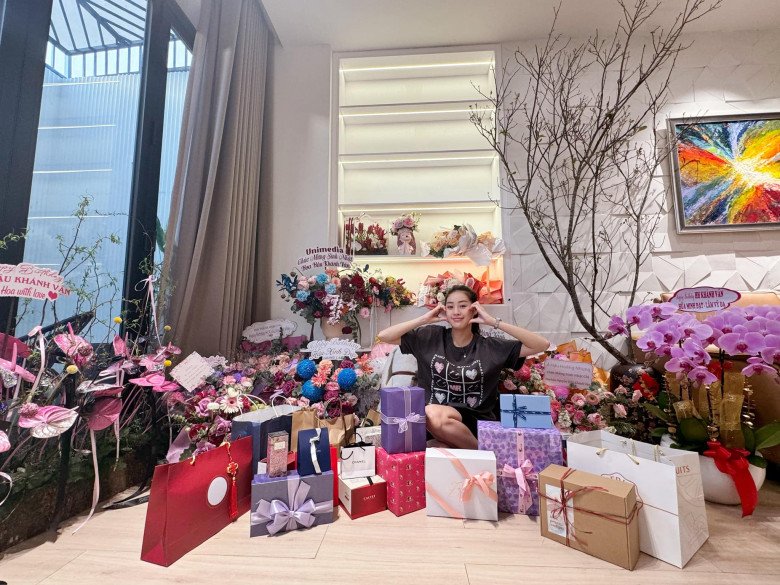 Mỗi lần tới ngày sinh nhật, Khánh Vân lại kết nạp thêm nhiều món hàng hiệu từ gia đình, bạn bè và người hâm mộ gửi tặng.