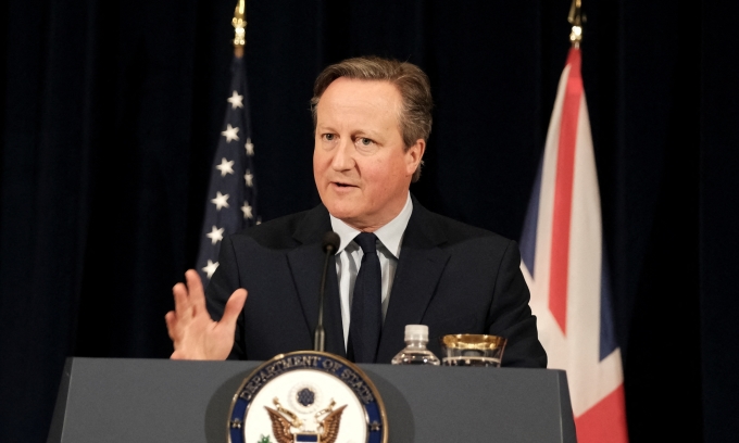 Ngoại trưởng Anh David Cameron tại Washington, Mỹ, hôm 9/4. Ảnh: Reuters