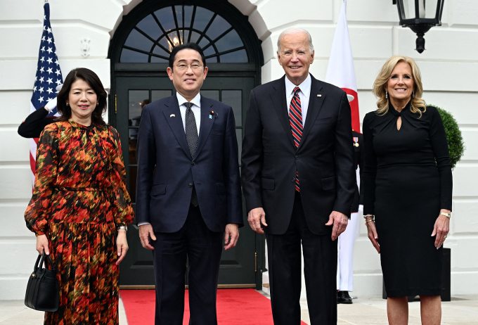 Vợ chồng Thủ tướng Nhật  Fumio Kishida (trái) và vợ chồng Tổng thống Mỹ Joe Biden tại Nhà Trắng ngày 9/4. Ảnh: AFP