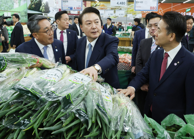 Tổng thống Hàn Quốc Yoon Suk Yeol ghé siêu thị Hanaro Mart để kiểm tra giá hành lá tại Seoul ngày 18/3. Ảnh: AFP