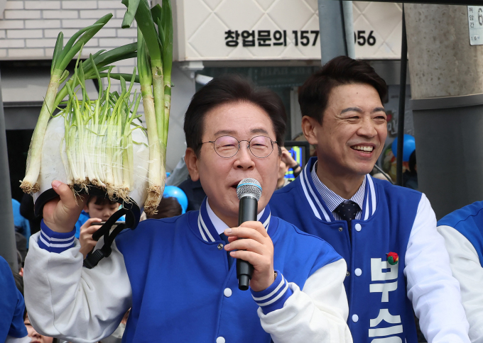 Lee Jae-myung, lãnh đạo đảng Dân chủ, cầm mũ bảo hiểm trang trí bằng hành lá trong sự kiện vận động tranh cử ở Yongin ngày 6/4. Ảnh: AFP