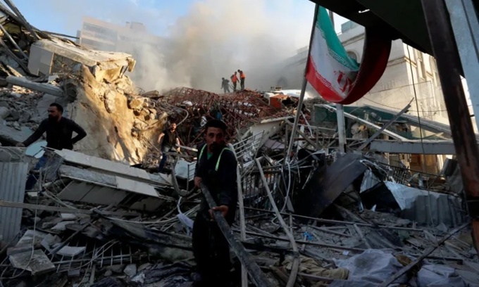 Tòa nhà lãnh sự quán Iran ở thủ đô Damascus, Syria, bị đánh sập sau cuộc tập kích ngày 1/4. Ảnh: AP