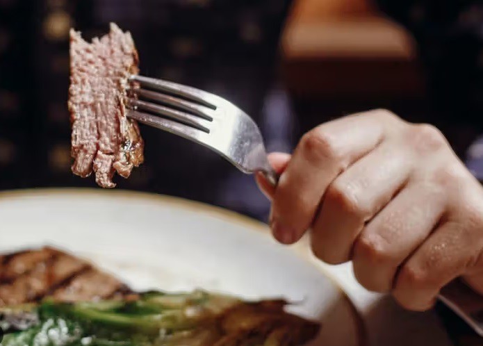 Ăn thịt đỏ lượng vừa phải vẫn có một số lợi ích cho sức khỏe. (Ảnh minh họa)