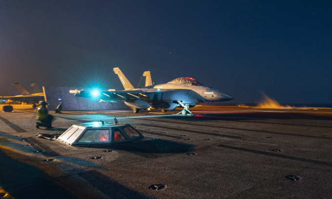 Tiêm kích EA-18G chuẩn bị cất cánh từ tàu sân bay USS Dwight D. Eisenhower ở Biển Đỏ hôm 22/3. Ảnh: US Navy