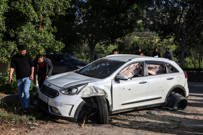 Xe của Mohammad Omar Daraghmeh với nhiều vết đạn, nằm bên vệ đường ở Tubas, Bờ Tây vào sáng 12/4. Ảnh: AFP