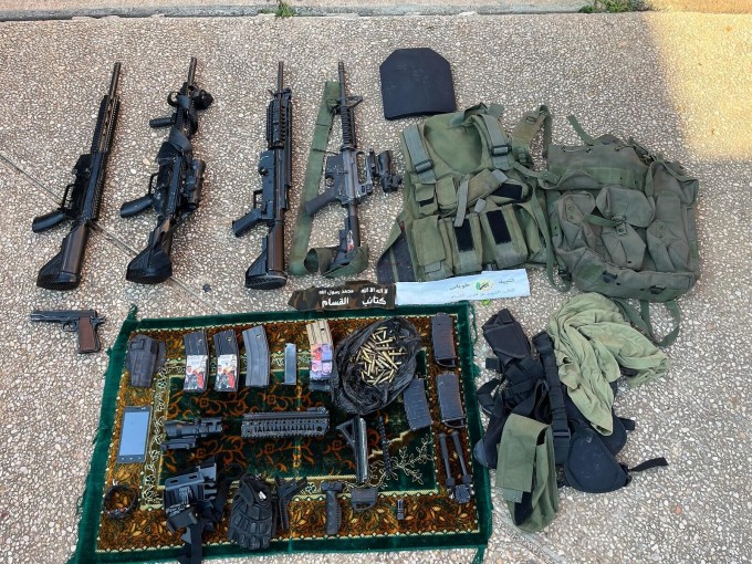 Vũ khí và thiết bị quân dụng do IDF tịch thu từ xe của thành viên Hamas vào ngày 12/4. Ảnh: IDF