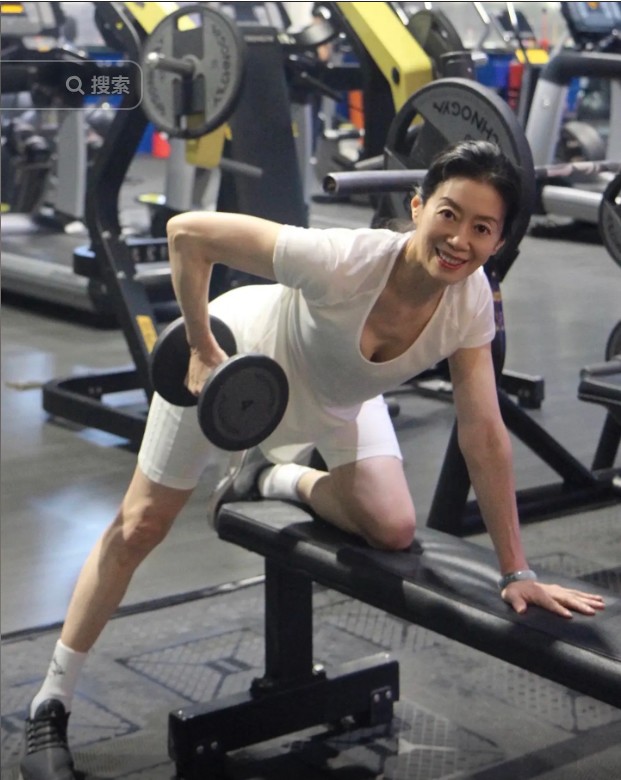 Ở tuổi 63, bà vẫn duy trì được mức cân nặng dưới 50kg, tỷ lệ mỡ chỉ có 17% nhờ chăm chỉ tập gym suốt 8 năm qua. 